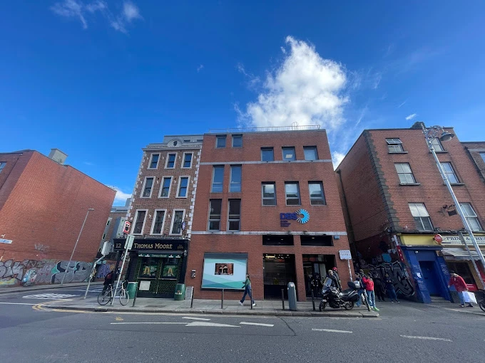 Dublin Business School kampüsü, Aungier Street, Dublin’de bulunan modern eğitim olanaklarıyla uluslararası öğrenciler için kaliteli yükseköğrenim sunmaktadır.