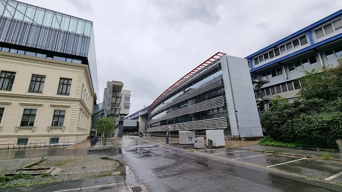 Graz Üniversitesi Kampüsü Graz Üniversitesi kampüsünde yer alan modern tasarımlı binalar ile tarihi yapılar bir arada görülmektedir. Yağmurlu bir günde çekilen bu fotoğraf, üniversitenin mimari çeşitliliğini ve geniş kampüs alanını yansıtmaktadır. Graz Üniversitesi, Avusturya’nın önemli yükseköğretim kurumlarından biri olarak öğrencilerine modern eğitim imkanları ve tarihi bir atmosfer sunmaktadır.