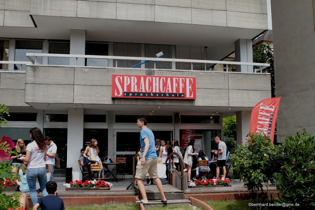 Sprachcaffe Frankfurt Dil Okulu binası önünde Almanca kursuna katılan uluslararası öğrenciler