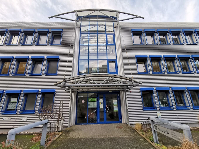 Wuppertal Üniversitesi hakkında bilinmesi gerekenler arasında, modern kampüsü ve uluslararası öğrenciler için sunduğu imkanlar öne çıkmaktadır. Bu resim, Wuppertal Üniversitesi’nin yenilikçi mimarisini ve çevresini göstermektedir.