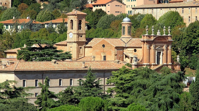 Perugia Üniversitesi: Tarihi ve Mimari Güzelliğiyle Öne Çıkan Kampüs Perugia Üniversitesi, İtalya'nın Umbria bölgesinde yer alan köklü ve prestijli bir eğitim kurumudur. Fotoğrafta, üniversitenin tarihi binaları ve klasik İtalyan mimarisi göze çarpıyor. Yeşillikler arasında konumlanan bu yapı, hem akademik ortamı hem de tarihi dokusuyla öğrenciler ve ziyaretçiler için eşsiz bir atmosfer sunuyor.