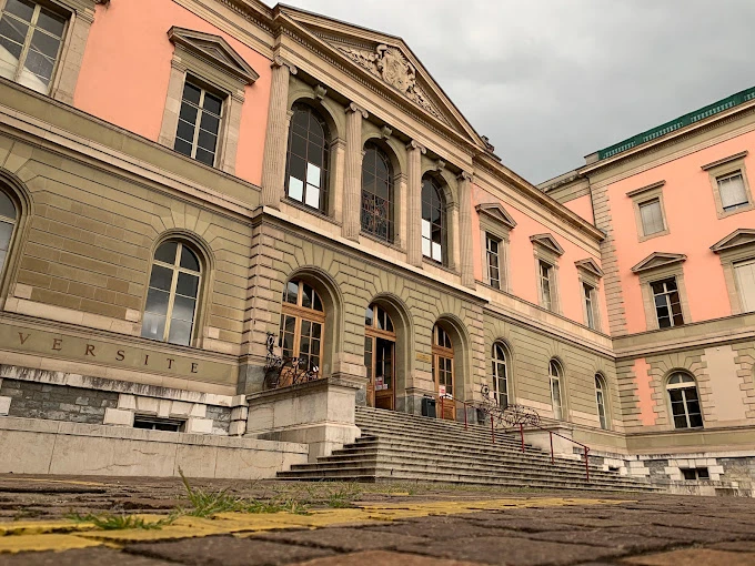 Cenevre Üniversitesi Tarihi Ana Bina Cenevre Üniversitesi, köklü tarihi ve etkileyici mimarisiyle İsviçre’nin önde gelen akademik kurumlarından biridir. Fotoğrafta üniversitenin klasik mimari tarzıyla inşa edilmiş tarihi ana binası görülmektedir. Merdivenleri, sütunlu giriş cephesi ve zarif detaylarıyla Cenevre Üniversitesi, hem akademik başarıları hem de mimari güzelliğiyle dikkat çekmektedir.