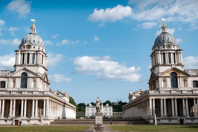 Greenwich Üniversitesi'nin Londra'nın Thames Nehri kıyısındaki tarihi kampüsü, UNESCO Dünya Mirası listesinde yer almakta olup mühendislik, muhasebe, finans ve web tasarımı dahil olmak üzere birçok başarılı akademik program sunmaktadır.