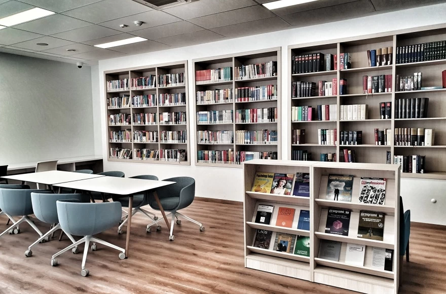 Varşova Ekonomi ve İnsan Bilimleri Üniversitesi Kütüphanesi, öğrencilere geniş bir kaynak yelpazesi, modern çalışma alanları ve dijital erişim olanakları sunmaktadır. Kütüphane, üniversitenin Varşova'daki kampüsünde yer almakta olup araştırma ve akademik çalışmalar için ideal bir ortam sağlar.
