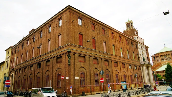 Cattolica Üniversitesi Tarihi Kampüs Binası Cattolica Üniversitesi, Milano’nun kalbinde yer alan tarihi kampüs binasıyla dikkat çekiyor. Klasik mimari dokusu ve kültürel mirasıyla öne çıkan bu bina, öğrencilerine eşsiz bir akademik atmosfer sunuyor. Cattolica Üniversitesi, İtalya’nın en saygın eğitim kurumlarından biri olarak dünya genelinde yükseköğretim alanında prestijini sürdürmektedir.