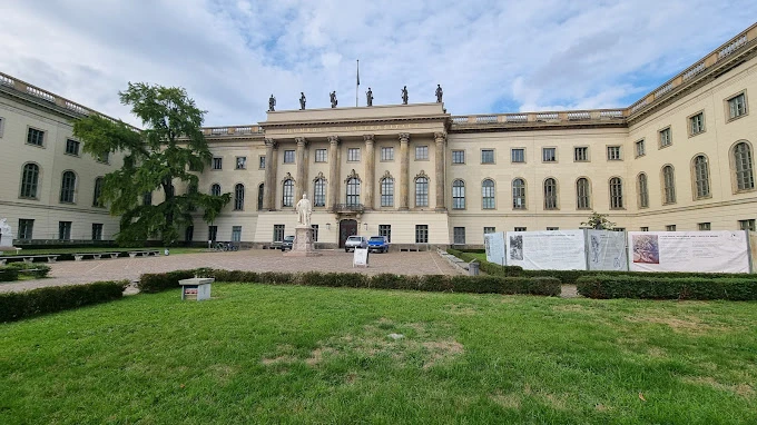 Berlin Humboldt Üniversitesi Ana Binası ve Tarihi Kampüs Manzarası Berlin Humboldt Üniversitesi, şehrin merkezinde yer alan tarihi ana binasıyla akademik ve kültürel yaşamın kalbi konumunda. Klasik mimarisi, heykelleri ve geniş avlusu ile dikkat çeken bu yapı, üniversitenin köklü geçmişini ve bilim dünyasındaki önemli rolünü yansıtıyor. Berlin Humboldt Üniversitesi kampüsü, ziyaretçilere hem tarih dolu bir atmosfer sunar hem de şehrin akademik ruhunu keşfetme fırsatı verir.