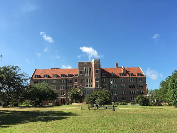 Florida State University hakkında bilgi veren bir görsel: Tallahassee'deki ana kampüs, modern binalar, yeşil alanlar ve öğrenci topluluklarıyla öne çıkıyor.
