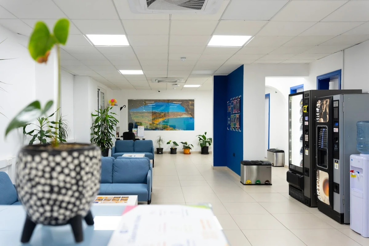 Malta St. Julian's bölgesinde yer alan Link School of English dil okulu binası ve öğrencilere sunulan modern eğitim ortamı