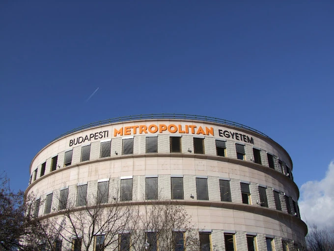 Budapeşte Metropolitan Üniversitesi, Macaristan’ın başkenti Budapeşte’de bulunan modern eğitim altyapısına sahip prestijli bir özel üniversitedir. Uluslararası öğrenciler için yüksek lisans ve lisans programları sunan üniversite, sanat, işletme ve iletişim alanlarında öne çıkmaktadır.