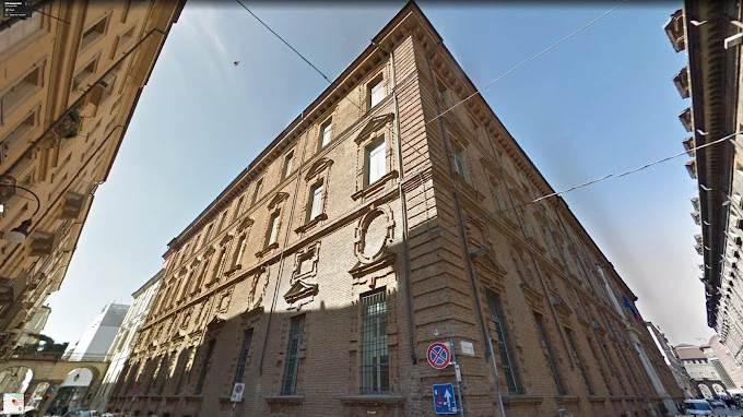 Torino Üniversitesi Tarihi Binası Torino Üniversitesi, İtalya’nın Torino şehrinde yer alan tarihi ve görkemli yapısıyla dikkat çeker. Şehrin merkezinde konumlanan bu yapı, klasik mimarisi ve estetik detaylarıyla hem öğrenciler hem de turistler için önemli bir cazibe merkezidir. Bu fotoğrafta, Torino Üniversitesi’nin tarihi cephesinin detaylı görünümü yer almakta, üniversitenin kültürel ve akademik mirasını yansıtmaktadır.