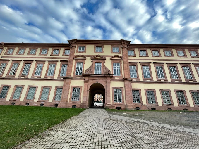 Mannheim Üniversitesi Tarihi Kampüs ve Barok Mimari Mannheim Üniversitesi, barok mimarisi ve görkemli yapısıyla Almanya’nın en etkileyici üniversite kampüslerinden biridir. Tarihi saray binasında eğitim veren Mannheim Üniversitesi, akademik mükemmelliğiyle birlikte öğrencilere benzersiz bir kültürel atmosfer sunar. Geniş avlusu ve etkileyici cephe tasarımıyla Mannheim Üniversitesi, hem eğitim hem de turizm açısından önemli bir simge haline gelmiştir.