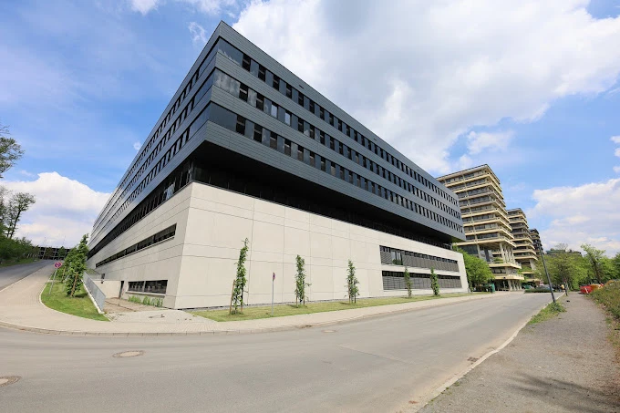 Bochum Ruhr Üniversitesi Modern Kampüs Binası Bochum Ruhr Üniversitesi modern mimarisiyle dikkat çeken kampüs binalarıyla öğrencilere ve akademisyenlere yenilikçi bir eğitim ve araştırma ortamı sunuyor. Fotoğrafta görülen yapı, Almanya’nın önde gelen üniversitelerinden biri olan Bochum Ruhr Üniversitesi’nin şehir merkezine yakın konumlanan modern akademik binasını göstermektedir.