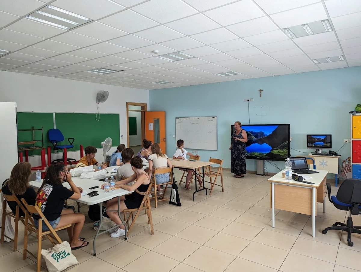 Gateway School of English Malta'da öğrencilerin modern sınıflarda İngilizce eğitimi aldığı anlardan biri. Uluslararası atmosferde kaliteli dil eğitimi sunan okul.