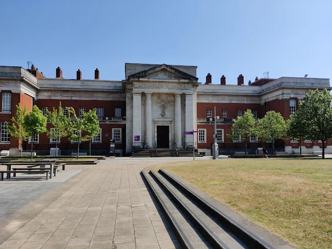 Manchester Üniversitesi Faculty of Arts Binası – Tarihi Kampüs ve Mimari Manchester Üniversitesi Faculty of Arts binası, klasik sütunlu mimarisi ve geniş kampüs alanıyla dikkat çekmektedir. Manchester Üniversitesi’nin merkezinde yer alan bu tarihi yapı, akademik gelenekleriyle öne çıkarken öğrencilere modern bir öğrenim ortamı da sunmaktadır.