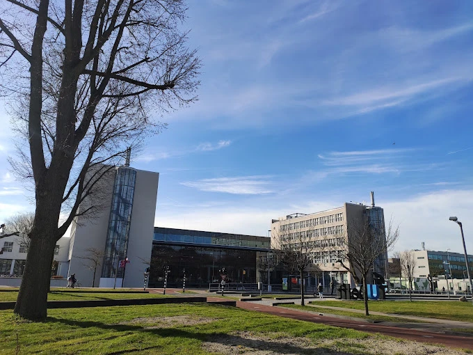 Delft Teknik Üniversitesi Modern Kampüs ve Eğitim Binaları Delft Teknik Üniversitesi, mühendislik ve teknoloji alanında dünyanın en saygın üniversitelerinden biri olarak modern kampüsüyle dikkat çekmektedir. Fotoğrafta, üniversitenin geniş açık alanları, modern mimariye sahip binaları ve öğrenciler için tasarlanmış yeşil kampüs ortamı görülmektedir.