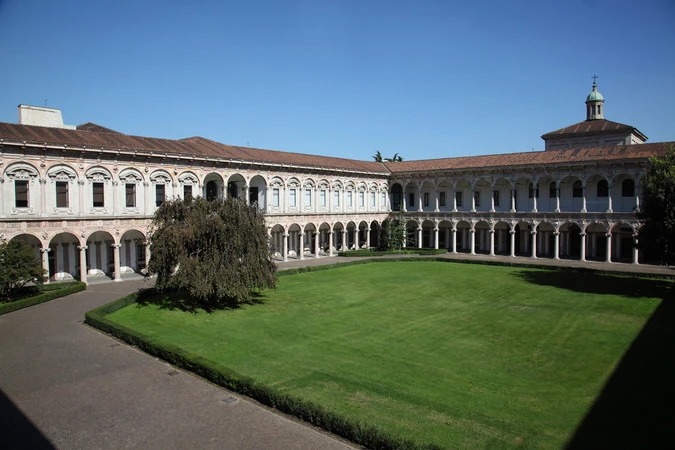 Milano Üniversitesi (Università Degli Studi di Milano), İtalya'nın Milano şehrinde yer alan prestijli bir devlet üniversitesidir. Tıp fakültesi, International Medical School ve dünya sıralamalarındaki başarısıyla öne çıkmaktadır.