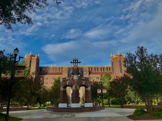 Florida State University kampüsünde öğrencilerin yeşil alanlarda dinlendiği, modern bina ve sosyal tesislerin görüldüğü dinamik kampüs yaşamı.