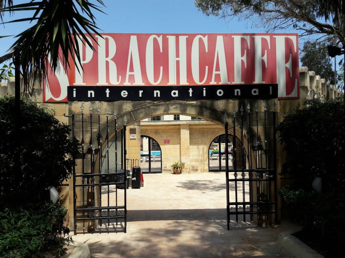 Sprachcaffe Malta Dil Okulu, St. Julian's’ta tarihi binası, yüzme havuzu ve uluslararası öğrencilerle İngilizce eğitimi sunmaktadır