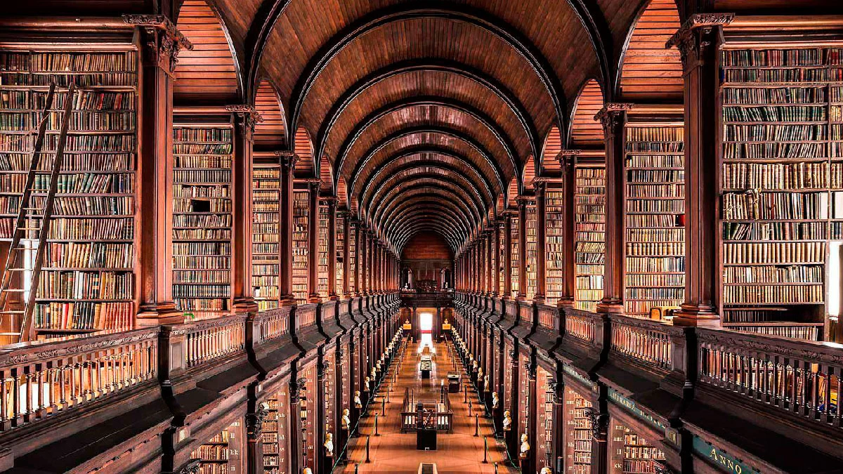 Trinity College Dublin Kütüphanesi, 1592 yılında kurulan ve Long Room ile ünlü, 7 milyondan fazla kitaba ev sahipliği yapan İrlanda’nın en büyük akademik kütüphanesidir. Bu tarihi kütüphane, Orta Çağ’dan kalma Book of Kells el yazmasını barındırmasıyla dünyaca ünlüdür.