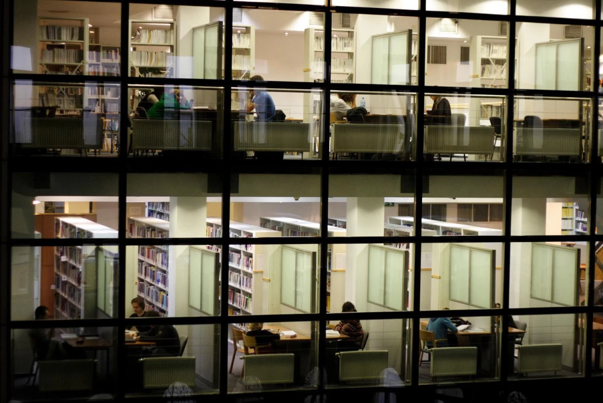 Varşova Üniversitesi Kütüphanesi, modern mimarisi ve geniş akademik kaynak koleksiyonu ile öğrenciler ve araştırmacılar için bir bilgi merkezi.
