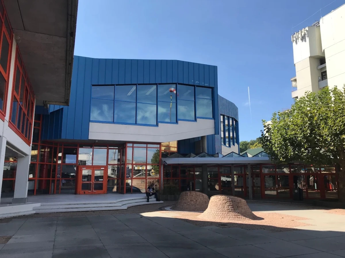 Konstanz Üniversitesi Modern Kampüs ve Mimari Tasarım Konstanz Üniversitesi, modern mimarisi ve canlı kampüs yaşamıyla Almanya’nın önde gelen eğitim kurumlarından biri olarak öne çıkıyor. Geniş cam cepheli yapılar ve yenilikçi tasarım anlayışı, öğrencilere çağdaş ve konforlu bir eğitim ortamı sunuyor. Konstanz Üniversitesi kampüsündeki bu alan, öğrencilerin hem ders çalışabileceği hem de sosyalleşebileceği modern bir buluşma noktası olarak dikkat çekiyor.