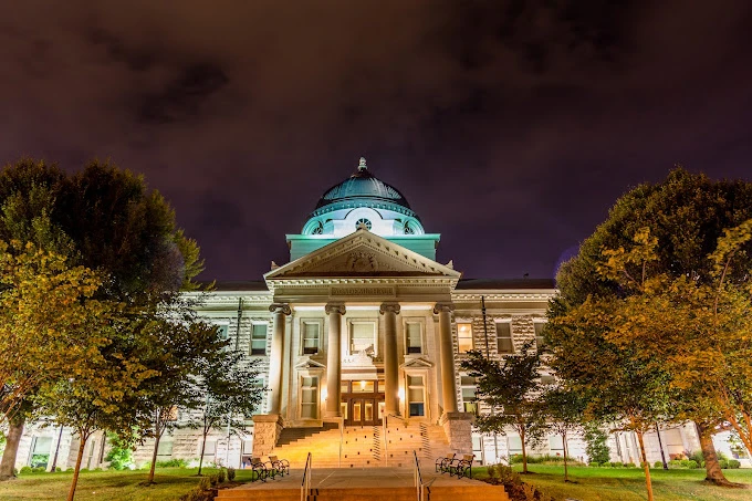 Southeast Missouri State University kampüs yaşamını yansıtan bir karede, öğrenciler yemyeşil kampüs alanında ders çalışırken ve sosyal etkinliklere katılırken görülüyor. Üniversite, geniş olanakları ve uluslararası öğrencilere sunduğu destekle tanınmaktadır.