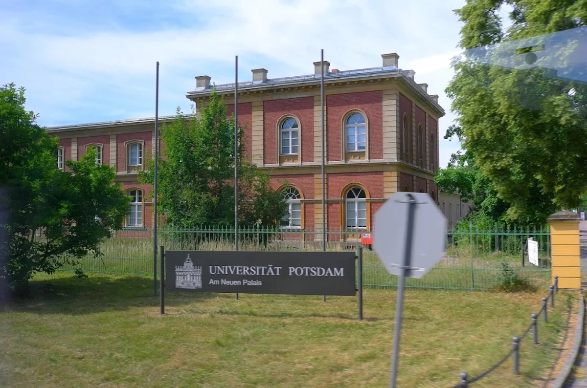 Potsdam Üniversitesi Tarihi Kampüs Potsdam Üniversitesi, Almanya’nın en güzel şehirlerinden biri olan Potsdam’da, tarihi ve akademik mirası bir araya getiren prestijli bir eğitim kurumudur. Fotoğrafta, Am Neuen Palais kampüsünün tarihi binası görülmekte. Klasik mimari detayları ve doğal çevresiyle dikkat çeken Potsdam Üniversitesi, öğrencilere huzurlu bir öğrenim ortamı sunarken modern eğitim imkânlarıyla da öne çıkmaktadır.