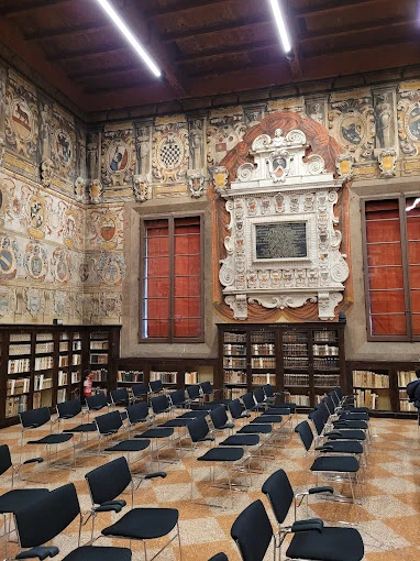 Bologna Üniversitesi fakülteleri, mühendislik, tıp, hukuk ve sanat gibi geniş bir yelpazede eğitim sunarak dünya çapında öğrencilere akademik fırsatlar sağlamaktadır.