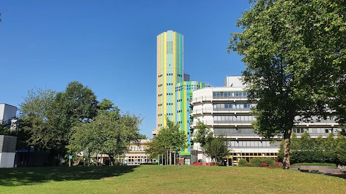 Duisburg Essen Üniversitesi Modern Kampüs ve Yeşil Alanlar Duisburg Essen Üniversitesi modern mimarisi ve geniş yeşil alanlarıyla öğrencilere ilham verici bir eğitim ortamı sunuyor. Renkli yüksek bina, kampüsün simgesi haline gelirken çevresindeki park alanları, öğrencilerin ders aralarında dinlenmesine ve sosyalleşmesine olanak tanıyor. Duisburg Essen Üniversitesi, yenilikçi akademik programları ve canlı kampüs yaşamıyla Almanya’nın önde gelen üniversitelerinden biri olarak öne çıkıyor.