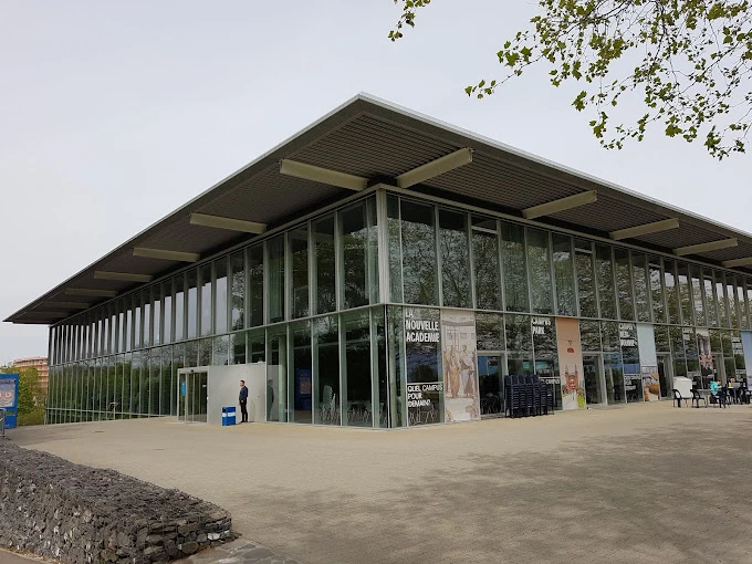 Lozan Üniversitesi Modern Kampüs Binası Lozan Üniversitesi, çağdaş mimarisi ve cam cepheli modern binalarıyla öğrencilere yenilikçi bir eğitim ortamı sunmaktadır. Fotoğrafta üniversitenin modern kampüs yapısı, geniş cam duvarları ve estetik tasarımıyla dikkat çekmektedir.