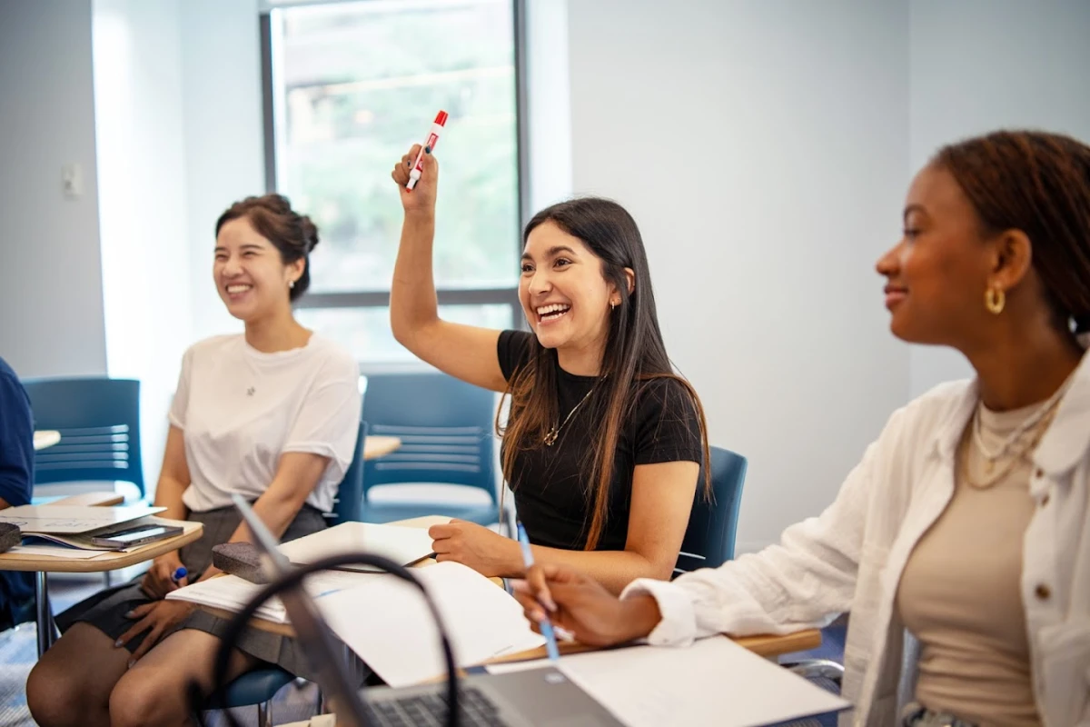 Kaplan International English Dil Okulu, yurt dışında İngilizce eğitimi almak isteyen öğrenciler için dünya genelinde en kaliteli ve akredite dil kurslarını sunmaktadır.