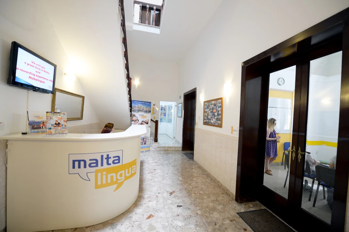 Maltalingua St. Julians Dil Okulu Malta'da yer alan deniz manzaralı binası ve modern sınıflarıyla İngilizce dil eğitimi sunmaktadır
