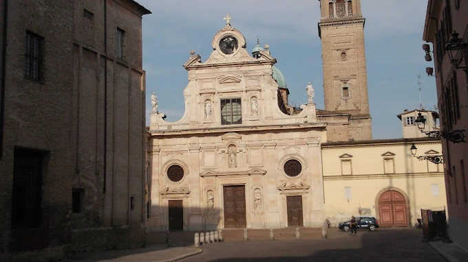 Parma Üniversitesi tarihi kampüsü ve görkemli kilisesi Parma Üniversitesi tarihi kampüsünde yer alan görkemli kilise ve taş mimarisi. İtalya'nın Parma şehrinde bulunan bu üniversite, köklü akademik geleneği ve etkileyici tarihi yapılarıyla dikkat çeker. Fotoğrafta, barok tarzı cephesi, heykel detayları ve yanında yükselen çan kulesi ile üniversitenin tarihi atmosferi vurgulanmaktadır.