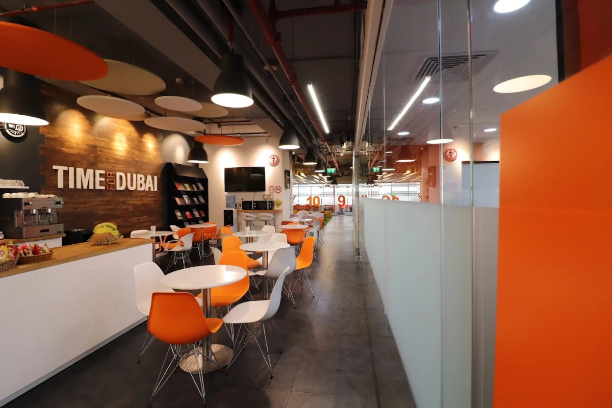ES Dubai Dil Okulu'nun modern kampüsünde öğrenciler, yenilikçi eğitim metotları ile İngilizce öğreniyor. Dubai'nin en iyi dil okullarından biri olan ES Dubai, uluslararası öğrencilere kaliteli dil eğitimi sunuyor.