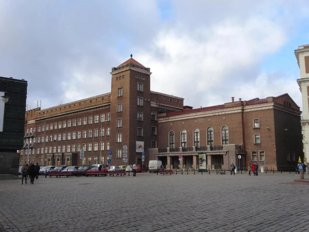 Riga Teknik Üniversitesi Tarihi Ana Binası Riga Teknik Üniversitesi, Letonya’nın başkenti Riga’da yer alan köklü ve prestijli bir yükseköğretim kurumudur. Fotoğrafta üniversitenin tarihi ana binası, klasik mimari yapısı, geniş pencereleri ve görkemli cephesiyle dikkat çekmektedir.