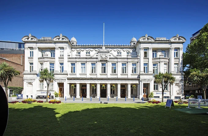 Queen Mary Londra Üniversitesi Ana Binası – Tarihi ve Prestijli Kampüs Queen Mary Londra Üniversitesi ana binası, zarif mimarisi ve tarihi dokusuyla üniversitenin en dikkat çekici yapılarından biridir. Queen Mary Londra Üniversitesi, akademik mükemmeliyet anlayışı ve Londra’nın merkezindeki konumuyla uluslararası öğrenciler için prestijli bir eğitim ortamı sunmaktadır.