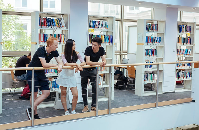 Varşova Teknoloji Üniversitesi Kütüphanesi'nin modern binası ve geniş kitap koleksiyonu, öğrenciler ve araştırmacılar için ileri düzey öğrenme ortamı sunuyor.