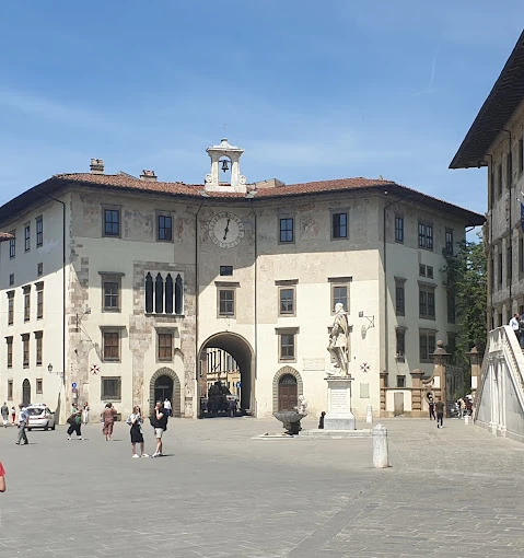 Pisa Üniversitesi fakülteleri arasında mühendislik, tıp, hukuk, tarım, sosyal bilimler ve sanat gibi birçok akademik disiplin bulunmaktadır. Fakülteler, Pisa şehir merkezinde ve çevresinde yer alan modern ve tarihi binalarda hizmet vermektedir.
