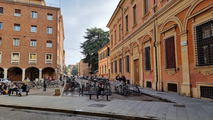 Bologna Üniversitesi, 1088 yılında kurulan dünyanın en eski üniversitesi olup, İtalya'nın akademik başarısının simgesidir. Kampüs ve tarihi fakültelerden bir görüntü.