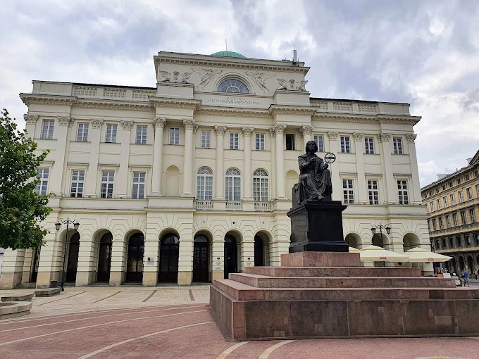 Varşova Üniversitesi Fakülteleri: Sosyal bilimler, mühendislik, tıp ve daha birçok alanda geniş kapsamlı eğitim sunan Varşova Üniversitesi'nin modern kampüsü.