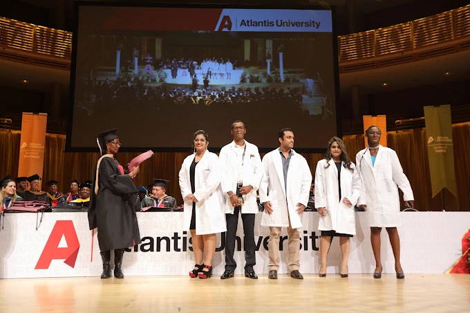 Atlantis University kampüs yaşamını yansıtan bir görüntü: öğrenciler açık alanda sosyalleşirken modern binalar ve yeşil alanlar arka planda görülüyor.