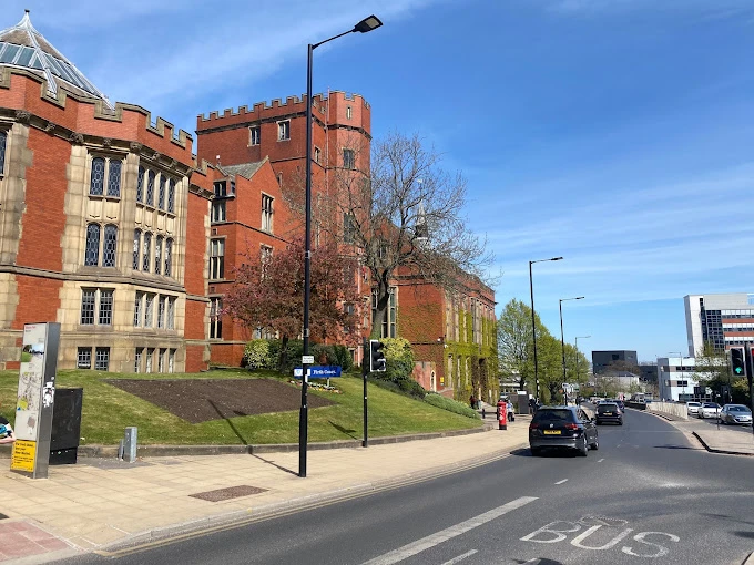 Sheffield Üniversitesi Ana Binası – Tarihi Mimari ve Modern Kampüs Sheffield Üniversitesi’nin kırmızı tuğla mimarisiyle öne çıkan ana binası, tarihi dokusunu modern şehir yaşamıyla birleştirmektedir. Sheffield Üniversitesi, güçlü akademik programları ve öğrenci dostu kampüsüyle Birleşik Krallık’ın önde gelen üniversitelerinden biri olarak dikkat çekmektedir.