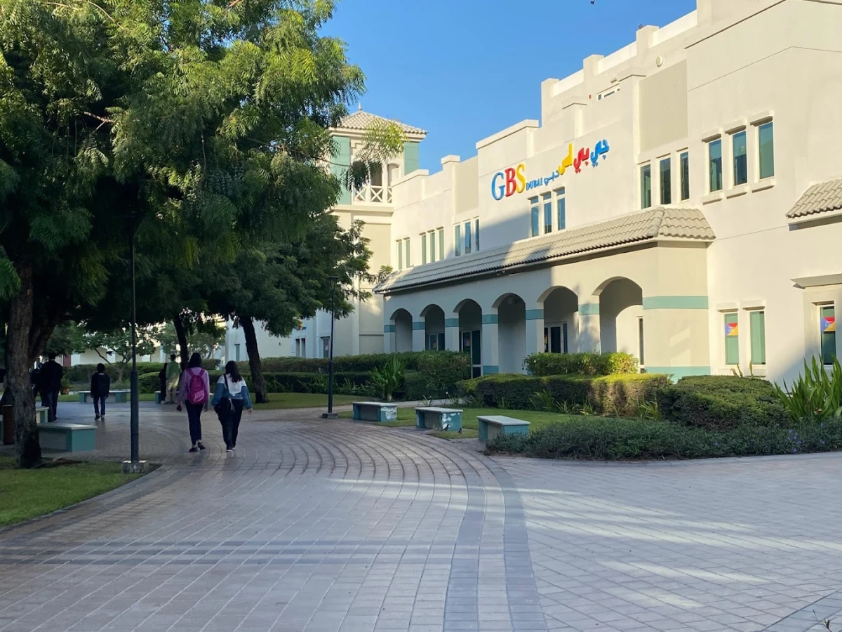 English Path Dubai Dil Okulu, Birleşik Arap Emirlikleri’nin en prestijli dil okullarından biri olup, uluslararası öğrencilerine yüksek kaliteli İngilizce eğitimi sunmaktadır.