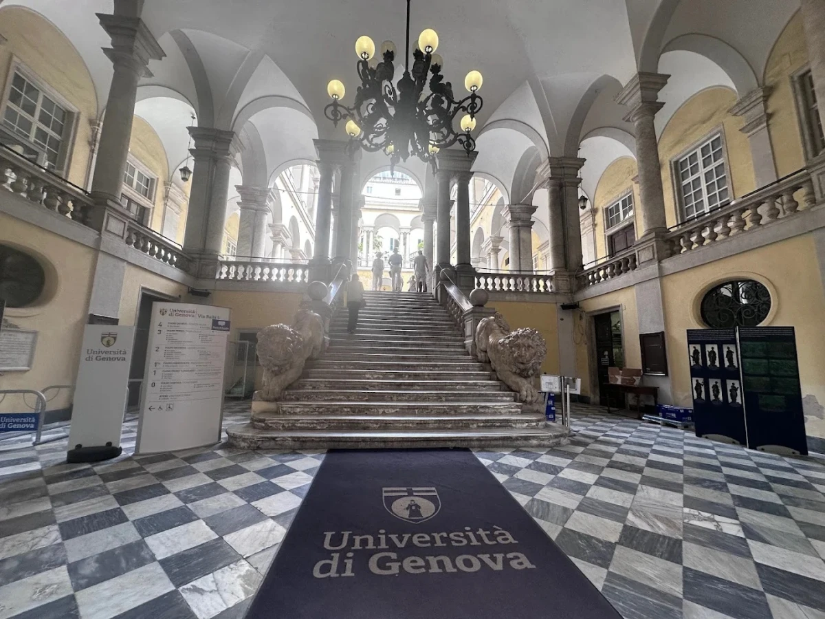 Genova Üniversitesi Tarihi Ana Giriş ve Merdivenleri Genova Üniversitesi, tarihi mimarisi ve görkemli ana girişiyle İtalya’nın en köklü eğitim kurumlarından biri olarak dikkat çekiyor. Mermer detaylara sahip ihtişamlı merdivenleri ve klasik tasarımıyla öne çıkan bu yapı, hem öğrenciler hem de ziyaretçiler için akademik atmosferi ve kültürel zenginliği bir arada sunuyor.