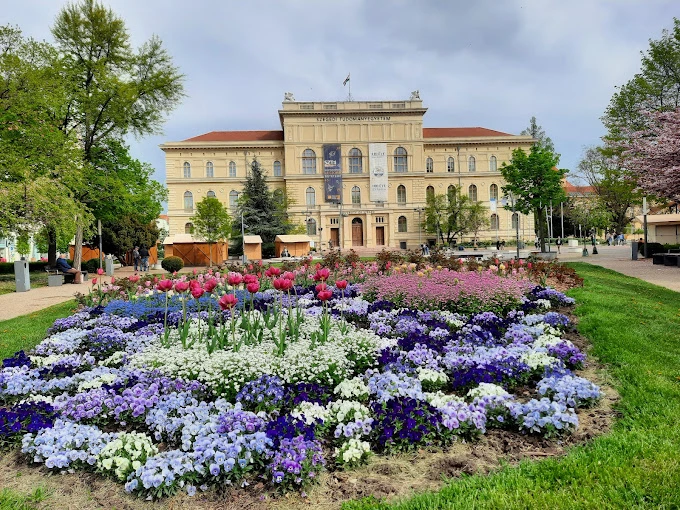 Szeged Üniversitesi kampüsü, modern eğitim binaları ve geniş yeşil alanlarıyla Macaristan’daki en iyi üniversitelerden biri olarak öne çıkıyor.