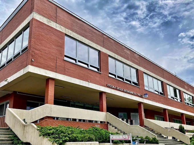 Prag Ekonomi Üniversitesi Modern Kampüs Binası Prag Ekonomi Üniversitesi, Çekya’nın başkentinde yer alan saygın bir yükseköğretim kurumudur. Fotoğrafta üniversitenin modern ve fonksiyonel kampüs binası görülmektedir. Kırmızı tuğla dış cephesi, geniş cam pencereleri ve ferah giriş alanıyla Prag Ekonomi Üniversitesi öğrencilerine çağdaş bir eğitim ortamı sunmaktadır.