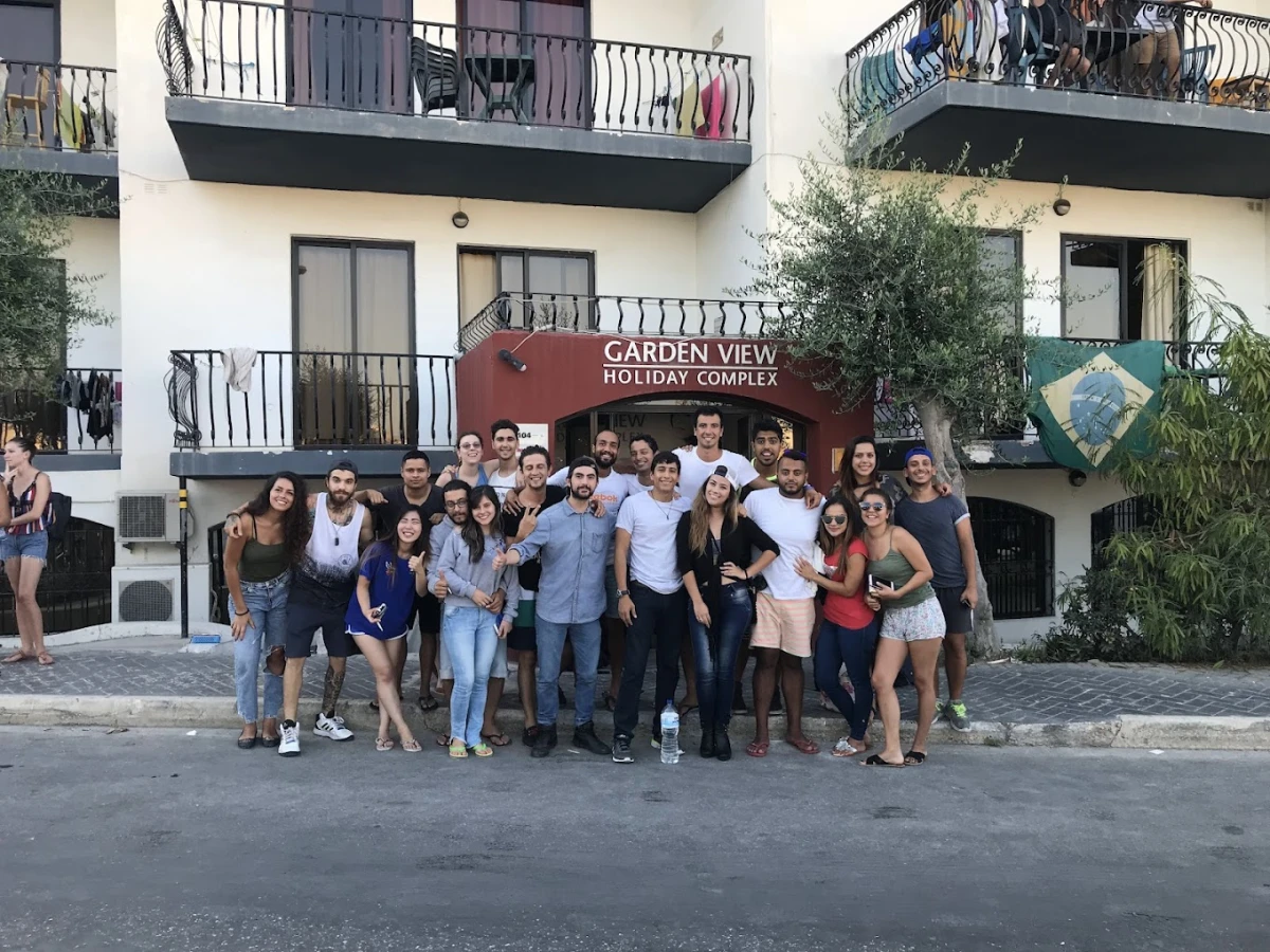 Clubclass Dil Okulu Malta kampüsünde öğrencilerle birlikte İngilizce dil eğitimi alan modern sınıflar ve sosyal alanlar