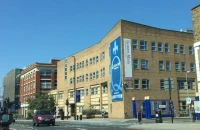 Queen Mary Londra Üniversitesi Dış Görünümü.jpg