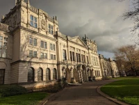 Cardiff Üniversitesi Binası.jpg