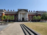 Manchester Üniversitesi Bahçesi.jpg